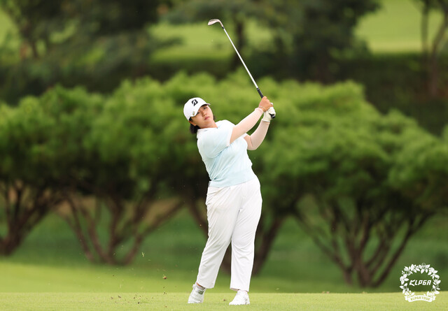 <b>신다인</b>, KLPGA 투어 KG <b>레이디스 오픈</b> 2라운드 3타 차 1위…데뷔 첫 승 바...