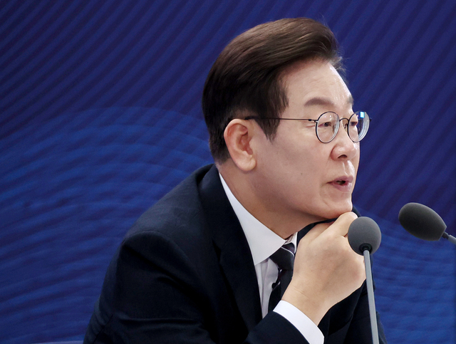 이 대통령 “<b>바이오산업 규제 완화</b>, 열린 자세로 접근”