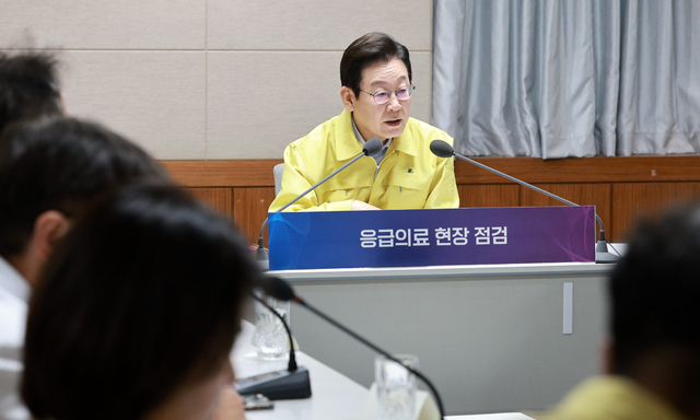 이 <b>대통령</b>, 응급<b>의료진</b> 만나 “의료대란서 고생…국민 신뢰도 높아”
