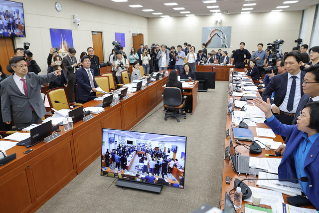‘문자 폭로' 여야, <b>박정훈</b>·<b>김우영 맞고발</b>