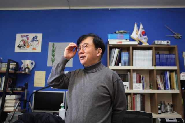 [비바100] "붉은색과 황금색의 촌스러운 중국 잊어라... Z세대 세련된 디... - 뉴스 썸네일 이미지