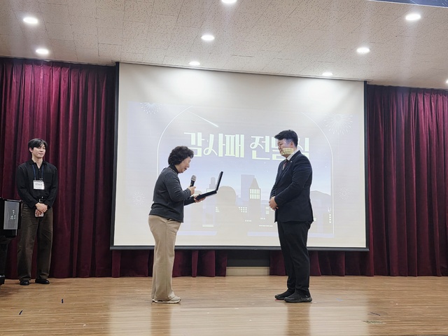 수원특례시의회 배지환 의원, 지역 학생 영어 교육봉사 노력에 '재능기... - 뉴스 썸네일 이미지