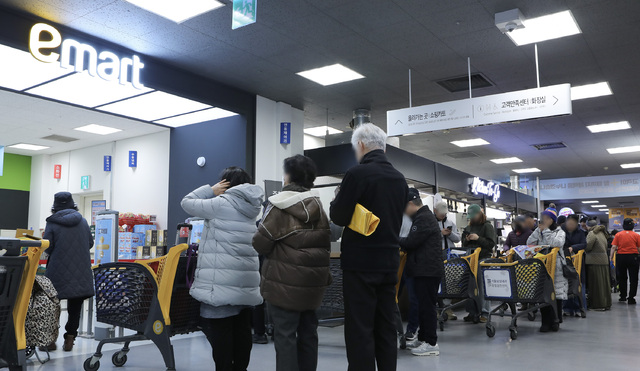 "빈말 아니다" 이 대통령 경고에...유통업계 '초저가 전쟁' 더 세졌... - 뉴스 썸네일 이미지