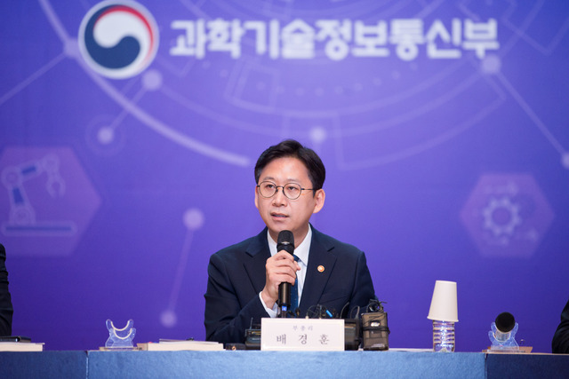 배경훈 “한국형 프론티어 AI 모델 도전해야… 공격적 투자 필요”