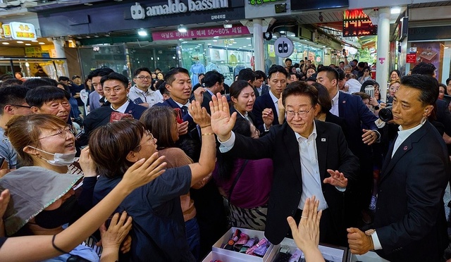<b>이 대통령</b>, 강동구 <b>전통시장</b> ‘깜짝 <b>방문</b>’…“상인 격려 차원”