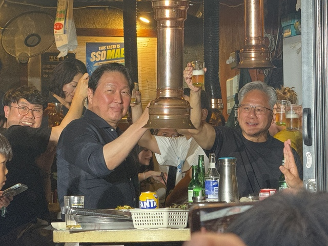 젠슨 황·최태원, 이틀 만에 다시 만난다⋯ '2차 깐부치킨'에 SK 총출... - 뉴스 썸네일 이미지