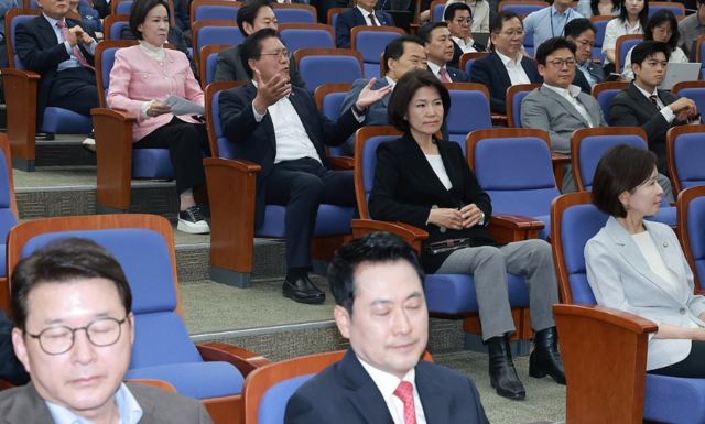 <b>국힘 의총 충돌</b>...박준태 “대안과 미래 해체” vs 송석준 “장동혁 사...