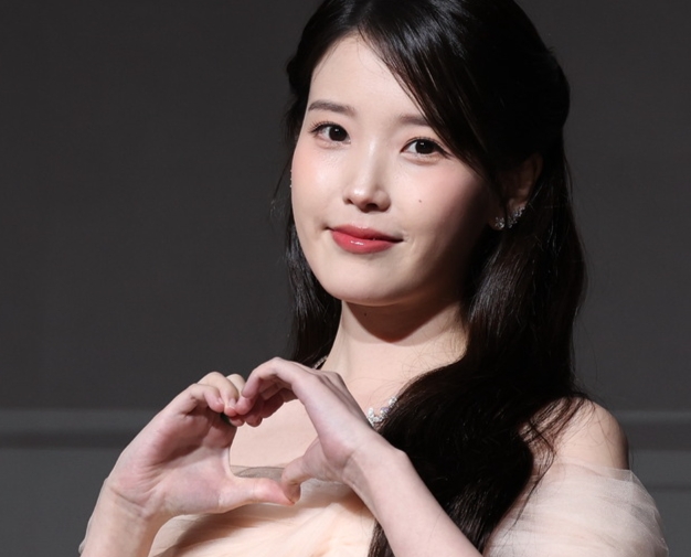 아이유 컴백 일정 연기&hellip;이관개방증 악화