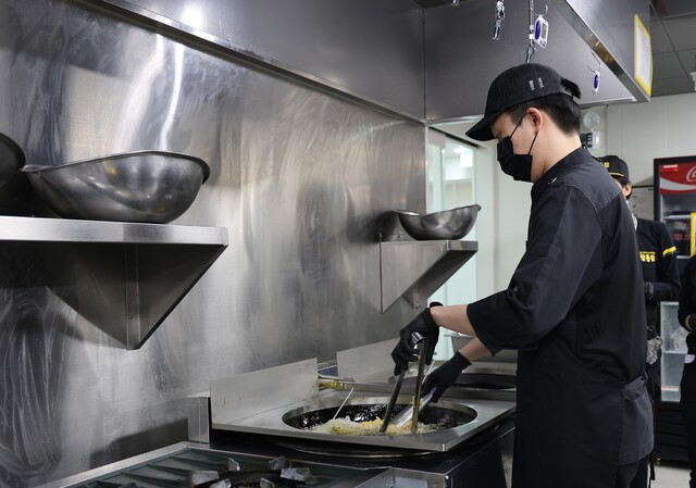 말복 앞두고 외식업계 '보양식 전쟁'... 치킨부터 피자·간편식까지 총... - 뉴스 썸네일 이미지
