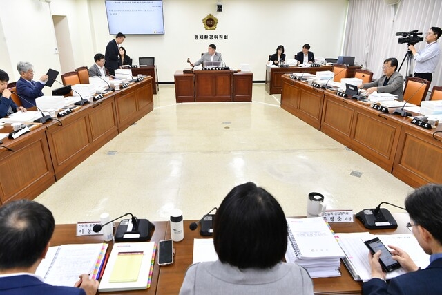 경남도의회 경제환경위, 산업국 결산심사 착수 - 뉴스 썸네일 이미지