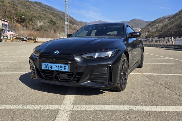 [시승기] “혼자 탈수록 매력적”⋯ 운전의 재미 살린 BMW i4