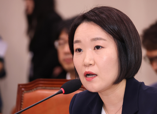 ‘40대’ <b>이소영 중기부</b> 장관 취임, ‘<b>규제개혁</b>’ 승부수 띄울까