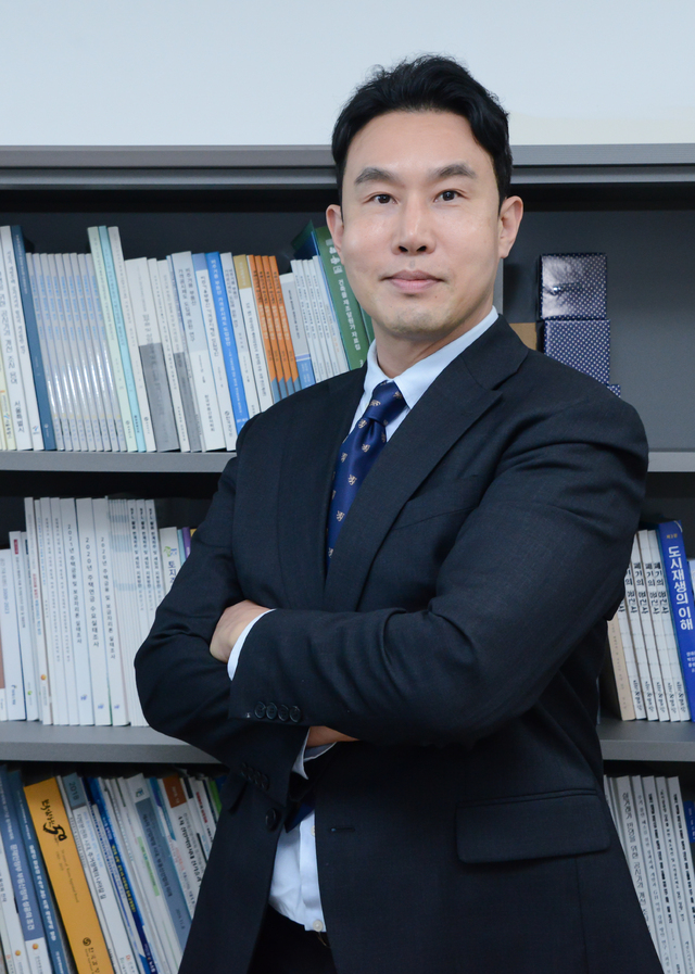 [비바100] "AI가 수백 개 대안 내놔도 최종 판단은 사람...부동산은 현... - 뉴스 썸네일 이미지