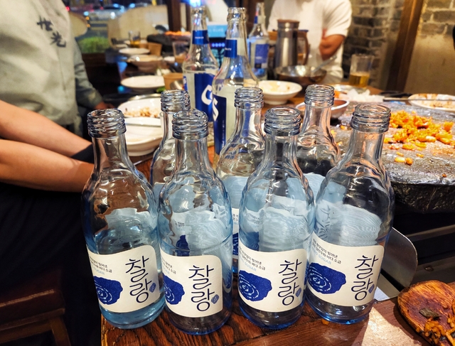 [맛보니] 술집에 등장한 낯선 소주 '찰랑'⋯ 오비맥주, 소비자 마음 잡... - 뉴스 썸네일 이미지