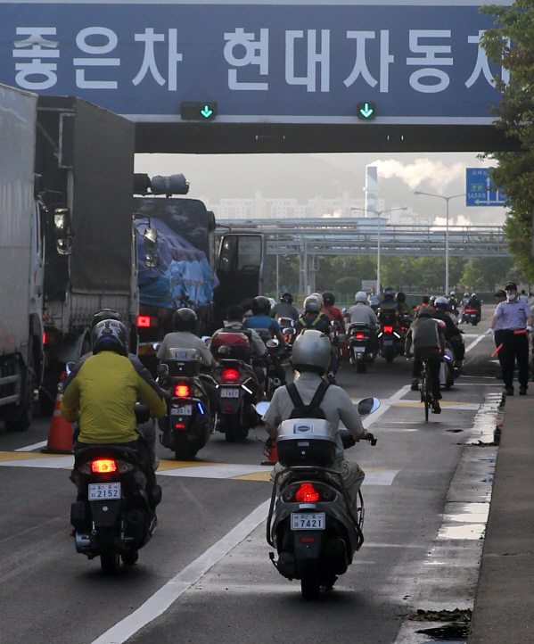 여름휴가 끝나고 첫 출근<YONHAP NO-0265>