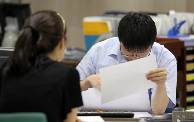 DTI 폐지, 대출 상담받는 고객<YONHAP NO-1459>