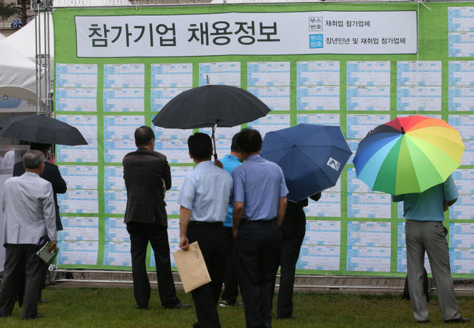 중장년 구직자들 '내가 일할 곳은 어디에'<YONHAP NO-1017>