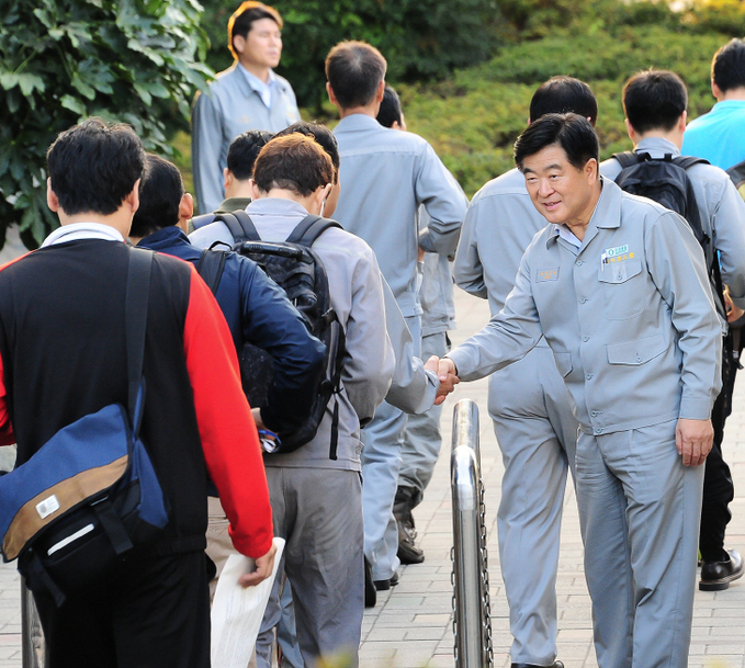 출근길 직원들에게 인사하는 권오갑 현대중 사장