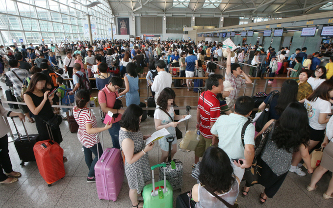 인천공항 북적<YONHAP NO-0415>