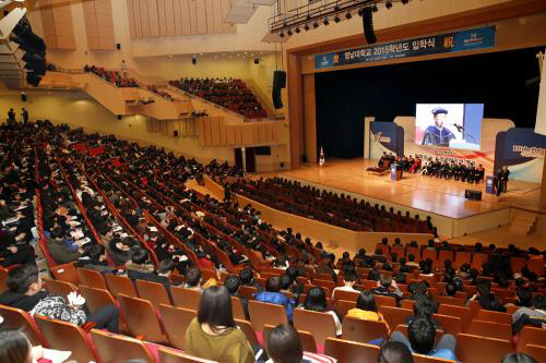 영남대 2015학년도 입학식 자리를 가득 메운 15학번 새내기들