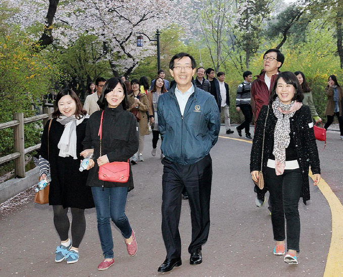 [사진2]하나생명, 남산 꽃길 행복나눔 걷기 진행