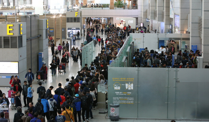 해외여행객들로 붐비는 인천공항<YONHAP NO-0657>