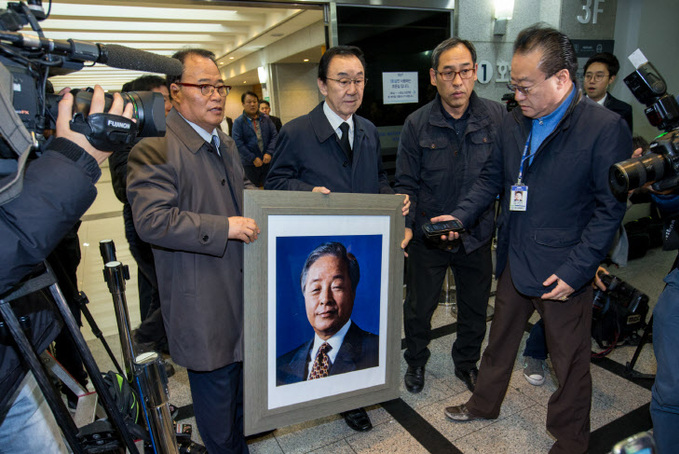 옮겨지는 김영삼 전 대통령 영정사진<YONHAP NO-0785>