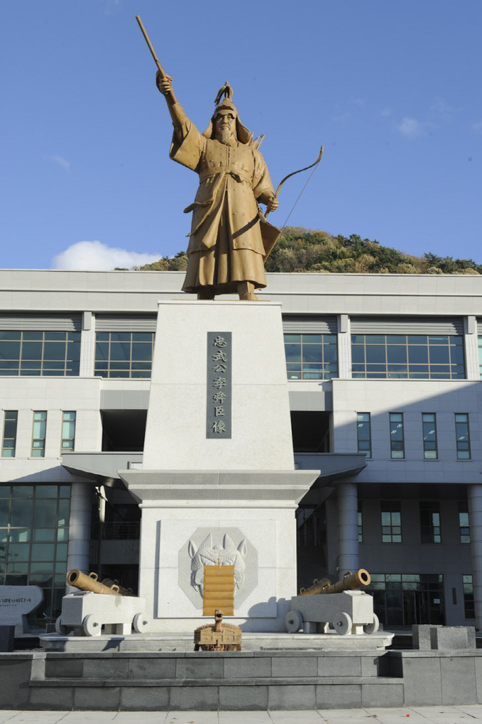 해군사관학교에 활 무장한 이순신 장군 동상 섰다