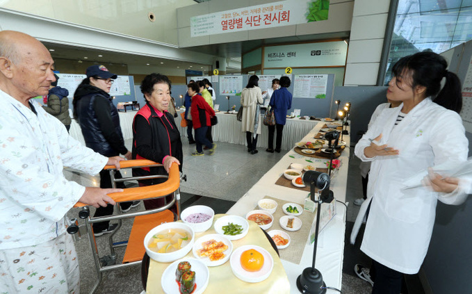 '건강한 식단 구경하세요'