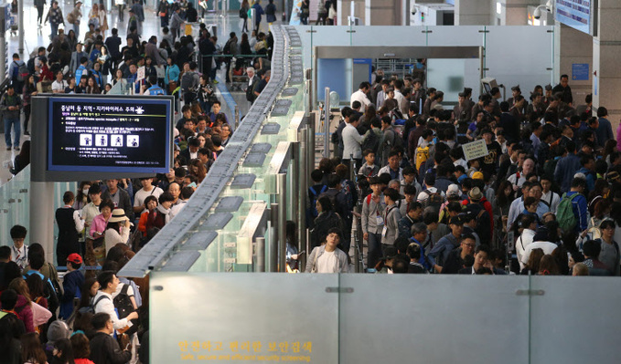 붐비는 인천공항 출국장