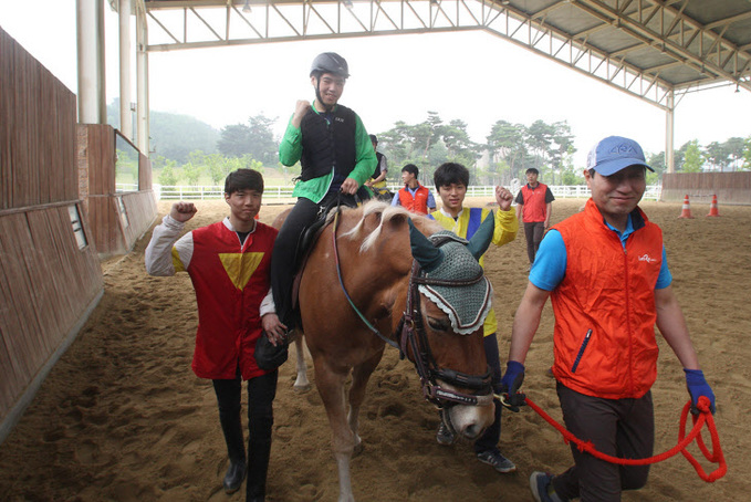 경마기수와 함께하는 재활승마 (1)