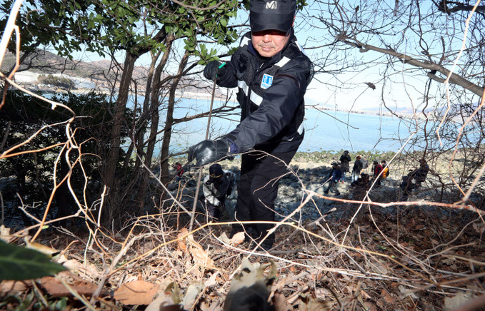 유기당한 남아 수색<YONHAP NO-2802>