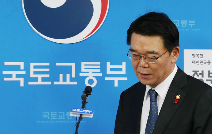 기자실 들어서는 국토교통부 장관<YONHAP NO-1692>