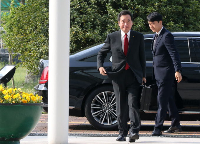 이낙연 총리 후보자, 퇴임전 마지막 출근<YONHAP NO-1626>