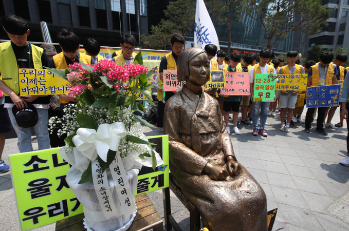 소녀상 앞에서 묵념<YONHAP NO-2329>