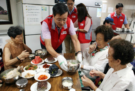 사진1) LG이노텍, 독거노인 점심 나눔 봉사 활동_170807