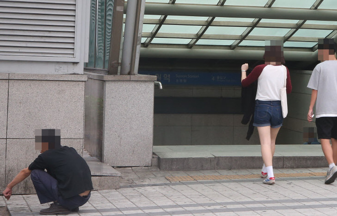 지하철 출입구서 '뻐끔뻐끔'