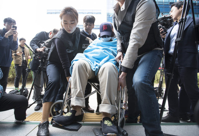 영장실질심사 출석하는 ’어금니 아빠' 딸