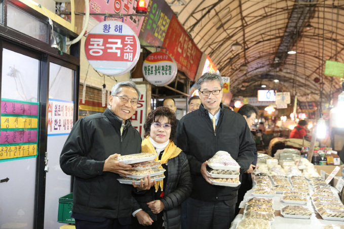 사진 3) 윤종규 회장과 허인 은행장 영등포전통시장 방문