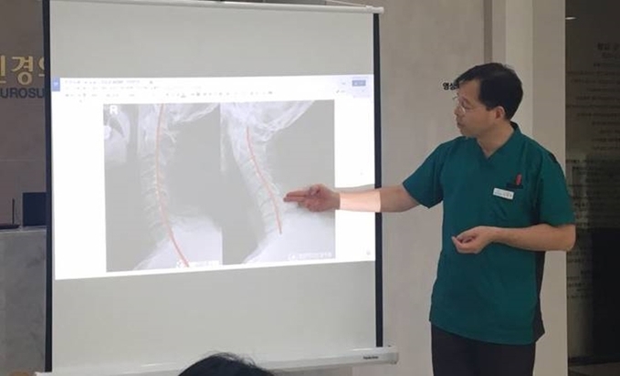 목디스크관련 설명하는 청담마디신경외과 심재현 원장