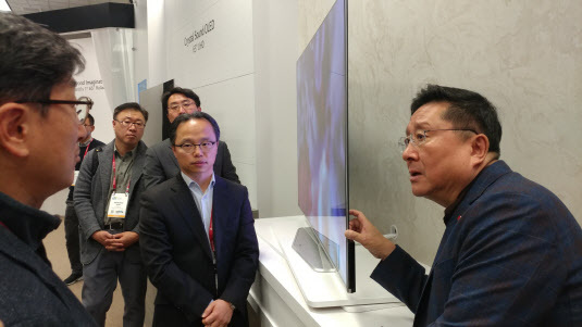 LG디스플레이_CEO CES 2018 현장점검1