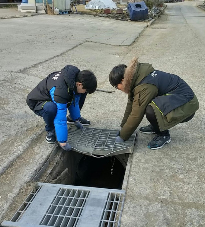 자원봉사 배수로뚜껑 보수