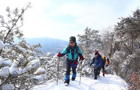 눈꽃을 즐기는 등산객 연합뉴스