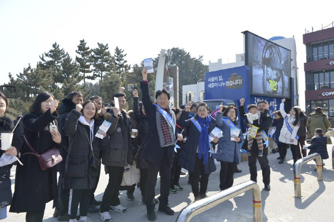 강릉 커피거리에서 홍보활동전개하는 사진