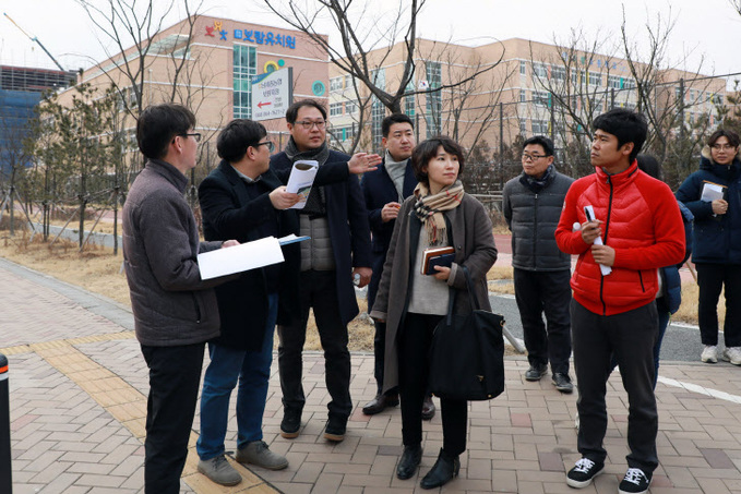 시관계자로부터 설명을 듣는 위원장 및 시민참여단