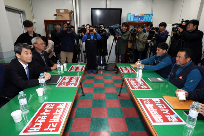 금호타이어 노조와 면담하는 이동걸 산업은행 회장