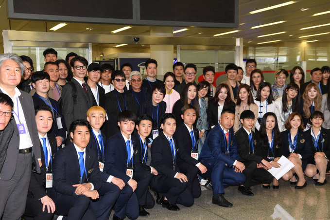 평양 순안공항 도착한 우리 예술단<YONHAP NO-2722>