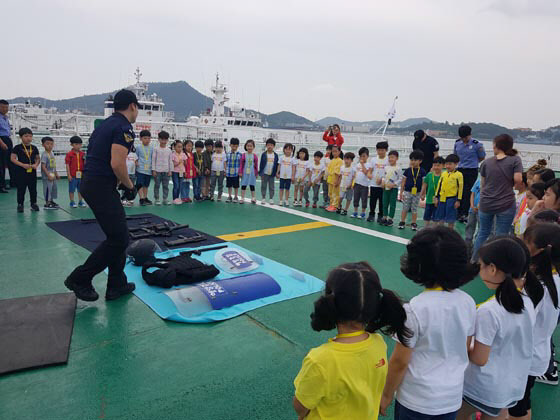 목포해경이 어린이를 대상으로 함정공개 행사를 했다.