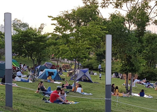 여의도 한강공원서 휴식을 취하는 시민들(서울시 제공)