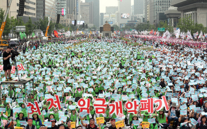 '최저임금 개악 폐기' 구호 외치는 노동자들